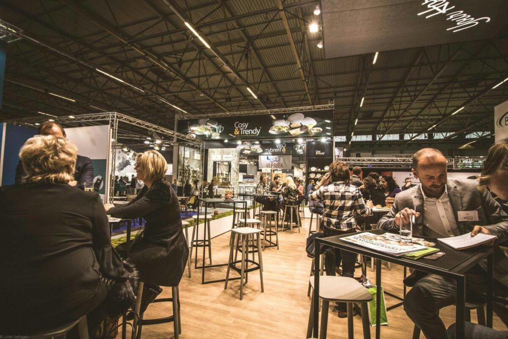 groupe de personnes assis dans un salon professionnel